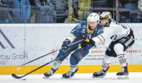  ?? FOTO: FLORIAN WOLF ?? Stürmer Marc Hofmann (links, hier im Duell mit David Kaiser vom EV Füssen) steht den EV Lindau Islanders ab sofort wieder zur Verfügung.