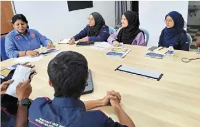  ?? ?? saraswati (left) during a meeting with students from Universiti Malaysia Terengganu (UMT).