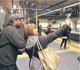 ?? Fabián marelli ?? Una pareja se toma una selfie en la nueva estación