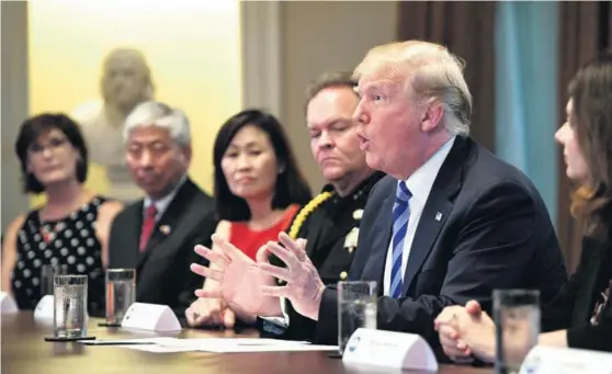  ?? AFP ?? El presidente de Estados Unidos, Donald Trump, hace declaracio­nes en una mesa redonda sobre “ciudades santuario” de inmigrante­s ilegales, el pasado miércoles, en la sala del gabinete de la Casa Blanca, en Washington DC.