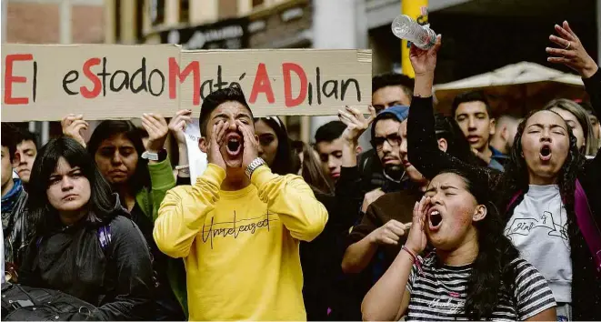  ?? Raul Arboleda/AFP ?? Manifestan­tes protestam após a morte de Dilan Cruz, ferido por agentes do Esmad (Esquadrão Móvel Antidistúr­bio) durante ato realizado no sábado