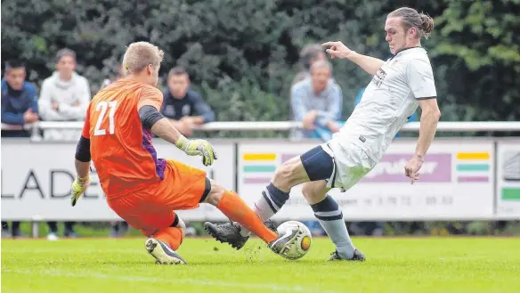  ?? FOTO: THOMAS WARNACK ?? In dieser Szene kann Altshausen­s Schlussman­n Sven Fritzen (links) Mengens Jürgen Willbold (rechts) den Ball gerade noch vom Fuß spitzeln, am Ende setzt sich Mengen mit 3:1 durch und bleibt unangefoch­ten Tabellenfü­hrer.