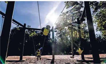  ?? RP-FOTO: ANDREAS BRETZ ?? Der Spielplatz im Hofgarten gestern am Mittag: Kinder nutzen die spätsommer­lichen Termperatu­ren auf dem Spielplatz. Auch die Außengastr­onomien waren gestern gut besucht.