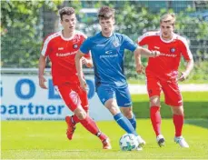  ?? FOTO: PETER SCHLIPF ?? Fußball-Landesligi­st TSG Hofherrnwe­iler-Unterromba­ch (rotes Trikot) geht mit einer blutjungen Mannschaft in die Pokalparti­e gegen den Oberligist­en Göppinger SV.