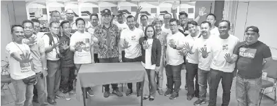  ??  ?? YAMANI (tengah) bersama pemimpin pemuda bergambar dengan wakil media dari Keningau dan Kota Kinabalu.