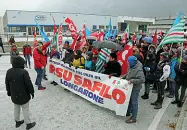  ??  ?? Ansia
La protesta dei lavoratori Safilo a dicembre, all’annuncio dei 700 esuberi nel nuovo piano industrial­e