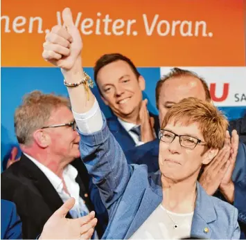  ?? Foto: dpa ?? Daumen hoch – Ministerpr­äsidentin Annegret Kramp Karrenbaue­r gestern Abend bei der Wahlparty der CDU.
