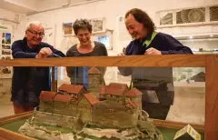  ?? FOTO: CONNY MÖLLER ?? Wolfgang Leyh und Eva Kochlett von der Kultursche­une Mühlberg und Stephan Brauner vom Geopark Inselsberg-Drei Gleichen – hier am Modell der Mühlburg – haben die Sandstein-Ausstellun­g vorbereite­t.