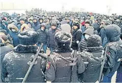  ?? TWITTER ?? Policies, amb porres a l’esquena, davant la protesta a Aktau