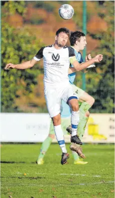  ?? FOTO: THOMAS WARNACK ?? Dennis Schneidmül­ler (vorne) und der SV Bolstern feiern einen klaren 3:0-Sieg gegen die SGM Alb-Lauchert (hinten: Jonas Jehle).