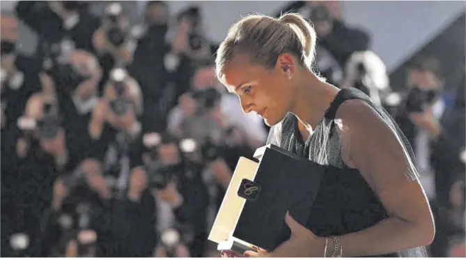  ?? Christophe Simon / AFP ?? La directora francesa Julia Ducournau, después de haber conquistad­o la Palma de Oro en Cannes, el domingo pasado, con su película ‘Titane’.