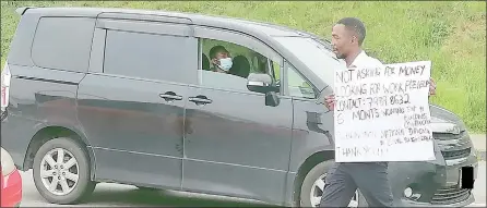  ?? (File pic) ?? Mbazo Tsabedze showing his placard to motorists passing by with the hope to get a job last Tuesday.