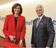  ?? Foto: Fred Schöllhorn ?? Bayerns Wirtschaft­sministeri­n Ilse Aigner und Dr. Andreas Kopton, Präsident der IHK Schwaben, bei der Eröffnung des IHK Prüfungs Centers.