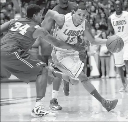  ?? JIM THOMPSON/JOURNAL ?? UNM’s Kendall Williams (10) drives the ball past USC’s Eric Wise (34) during the Lobos’ win over Southern Cal Wednesday.