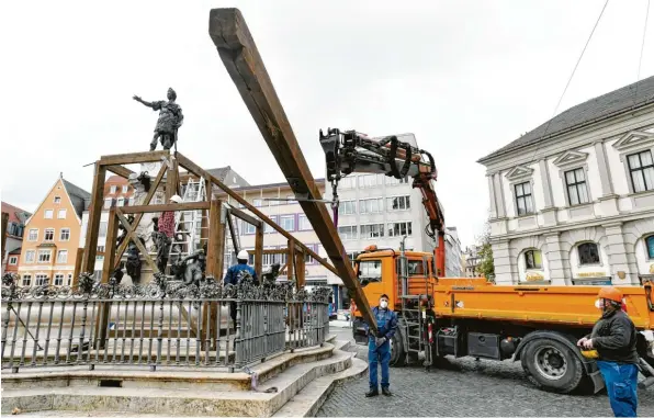  ?? Fotos: Ulrich Wagner ?? Die Augsburger Brunnen werden wieder abgedeckt, begonnen wurde mit dem Augustusbr­unnen auf dem Rathauspla­tz.