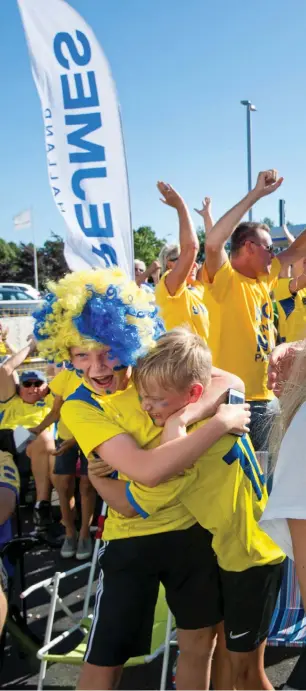  ??  ?? DÄR SATT DEN. Glädjen vet inga gränser när Emil Forsberg skjuter Sverige till kvarts-