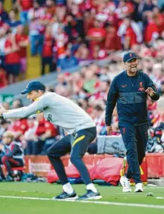  ?? Foto: dpa ?? Jürgen Klopp (rechts) und Thomas Tuchel gaben an der Außenlinie alles. Das Duell ih‰ rer Mannschaft­en FC Liverpool und FC Chelsea endete 1:1.