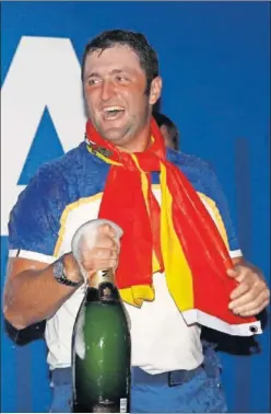  ??  ?? CHAMPÁN Y FELIZ. Jon Rahm celebró por todo lo alto la victoria de Europa.