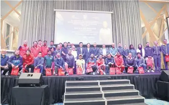  ?? — Photo courtesy of Dr Wee Thian Yew ?? Morshidi (standing, 12th right) and Liew, on his right, join (standing, from ninth right) Hany, Rithivit, Xing and Zhou (seventh left) in a group photo on stage with the SLTA officials, as well as the captains of the boys and girls’ teams.