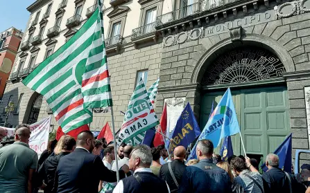  ??  ?? Protesta I lavoratori dell’Anm lunedì scorso davanti a Palazzo San Giacomo