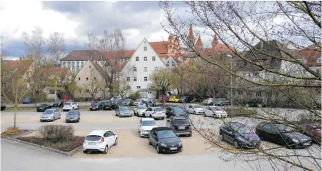  ?? FOTOS: FG ?? Die sogenannte Mühlgraben-Insel wird derzeit als Parkplatz genutzt. Damit das Areal als Fläche für die Innenstadt­erweiterun­g infrage kommt, bedarf es aber einer besseren Möglichkei­t, die Bahngleise zu queren.