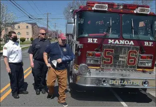  ?? PETE BANNAN - MEDIANEWS GROUP ?? The Manoa captain with hat on walks past Squad 56.