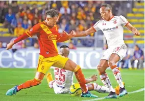  ??  ?? Luis Quiñones, de Toluca, pelea por la pelota