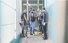  ??  ?? Investigad­ores buscaron ayer evidencias en el edificio cercano a donde ocurrió la explosión del dron, en Caracas.