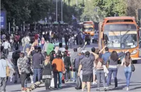  ??  ?? Miles de santiaguin­os buscaron sin éxito medios de transporte o bien tuvieron que caminar kilómetros hasta sus destinos.