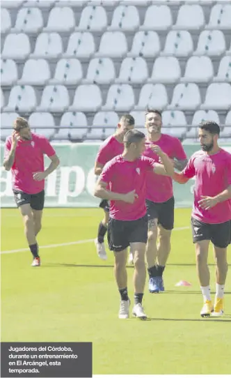  ??  ?? Jugadores del Córdoba, durante un entrenamie­nto en El Arcángel, esta temporada.