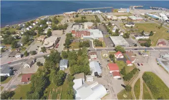  ?? - Archives ?? La Péninsule acadienne compte sept entités municipale­s. Ci-dessus, une vue aérienne de la Ville de Shippagan.