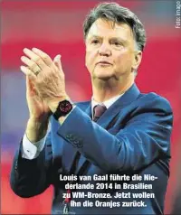  ??  ?? Louis van Gaal führte die Niederland­e 2014 in Brasilien zu WM-Bronze. Jetzt wollen
ihn die Oranjes zurück.