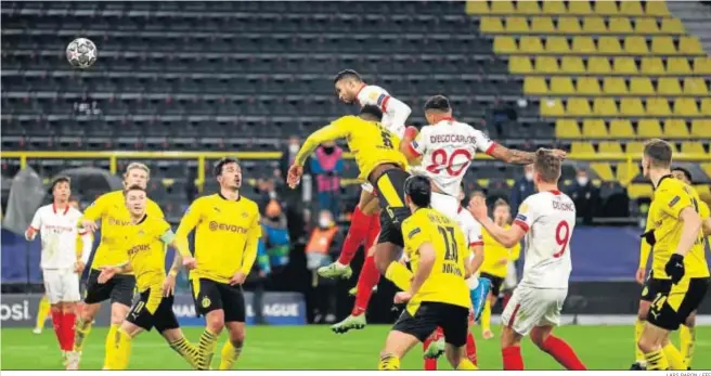  ?? LARS BARON / EFE ?? En-Nesyri se eleva ante los defensores del Borussia Dormund para cabecear con fuerza en la acción del segundo tanto del Sevilla.