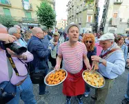  ??  ?? Dolci e crocchè Nelle foto i dolci di Poppella e le fritture di Concettina inviati ai manifestan­ti