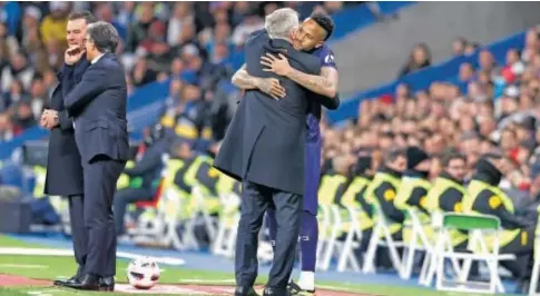  ?? // FP ?? Ancelotti y Militao, que regresó 232 días después de romperse el cruzado, se abrazan anoche en el Bernabéu