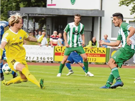  ?? Foto: Brugger ?? Der Moment, als die Partie eine andere Wendung hätte nehmen können: Oguz Yasar (rechts), beobachtet von Thomas Schwer, scheitert an Illertisse­ns Keeper Kim Anders. Wenig später geriet der FCG in Rückstand und am Ende unter die Räder.