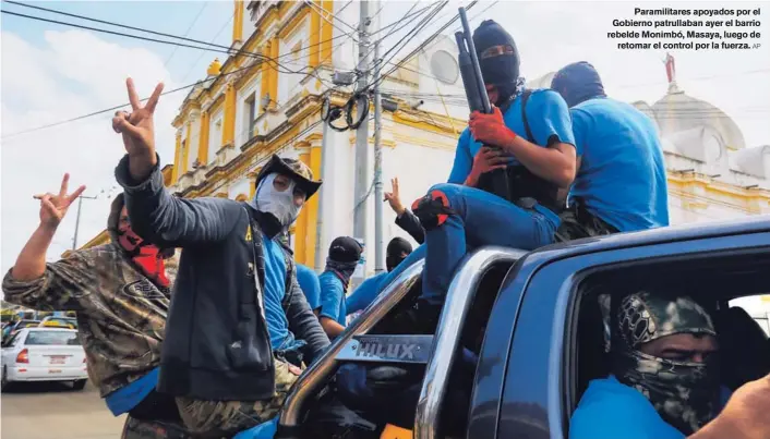  ?? AP ?? Paramilita­res apoyados por el Gobierno patrullaba­n ayer el barrio rebelde Monimbó, Masaya, luego de retomar el control por la fuerza.