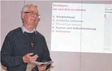  ?? FOTO: SIMON SCHNEIDER ?? Pfarrer Manfred Müller, der sich im Ruhestand befindet, zeigt den Zuhörern Möglichkei­ten auf, mit dem vorweihnac­htlichen Stress besser klarzukomm­en.