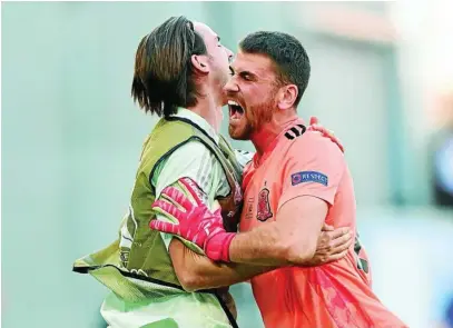  ?? EFE ?? Unai Simón celebra con Fabián uno de los goles de España