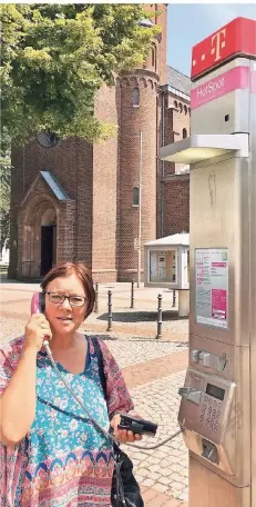  ?? RP-FOTOS (2): STEPHAN MEISEL ?? Die Telefonsäu­le vor der Kirche St. Josef in Langenfeld testete RP-Redakteuri­n Heike Schoog.