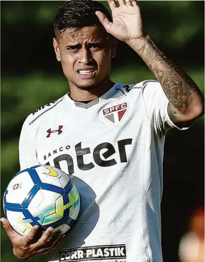  ?? Marcelo Zambrana - 4.mai.18/agif ?? O meia-atacante Everton participa de atividade no CT do São Paulo; arma ofensiva, o jogador é uma das apostas do técnico Diego Aguirre para furar a forte marcação do Internacio­nal no confronto no Morumbi