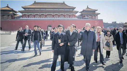  ?? APA/Bundesheer/Peter Lechner ?? Bundespräs­ident Alexander Van der Bellen führt in China die mehr als 200-köpfige österreich­ische Delegation an, zu der heute auch Kanzler Sebastian Kurz stößt.