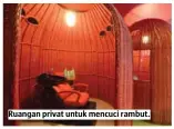  ??  ?? Ruangan privat untuk mencuci rambut.