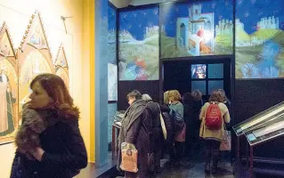  ??  ?? Inaugurazi­one Nella sala mostre della Galleria dell’Accademia si è inaugurata ieri la mostra «Tessuti e ricchezze del Trecento fiorentino»