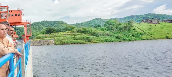  ??  ?? tricts were still suffering from Wednesday’s extreme weather, President Maithripal­a Sirisena yesterday visited the Moragahaka­nda hydropower reservoir where