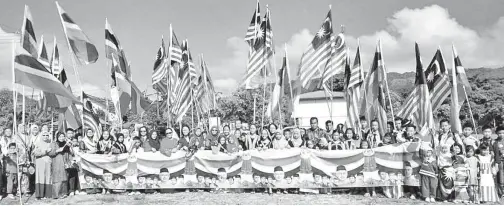  ??  ?? SEBAHAGIAN murid bersama guru dan ibu bapa sempat merakam gambar kenangan selepas perarakan.