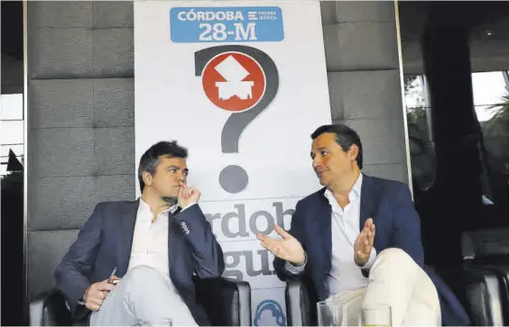  ?? FRANCISCO GONZÁLEZ ?? El director de Diario CÓRDOBA escucha una de las respuestas de José María Bellido.