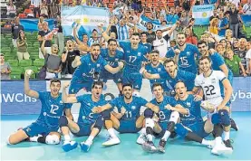  ?? FIVB ?? Alegría. La Selección festejó junto a un grupo nutrido de hinchas.