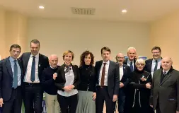  ??  ?? Il gruppo I candidati di Noi con l’Italia insieme a Lupi e Formigoni