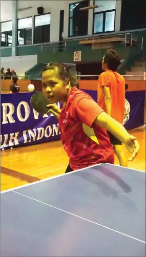  ?? MONIC GRACIA/JAWA POS ?? TARGET EMAS: Petenis meja Jatim Siti Aminah saat berlatih di GOR Tenis Meja PTMSI Surabaya.